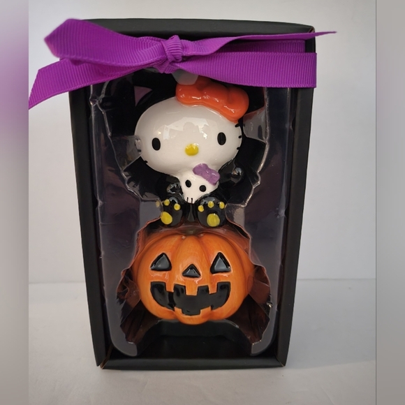 NWT Hello Kitty Halloween Salt and Pepper Shakers Mini Ceramic Figurines - Picture 1 of 3